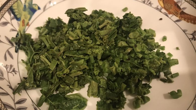 香椿炒鸡蛋,香椿切碎，打蛋，把香椿碎和蛋液搅拌在一起，加盐和<a style='color:red;display:inline-block;' href='/shicai/ 721'>蚝油</a>搅匀。