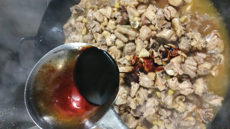 新疆铁锅芦花小米辣,水分炒干,加入鹿佳牌酱油上色