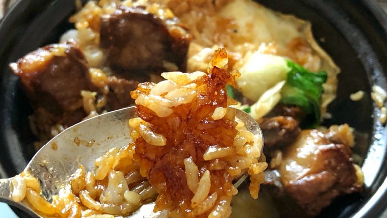 红烧排骨煲仔饭,拌匀开吃😋香香的锅巴你喜欢吗?