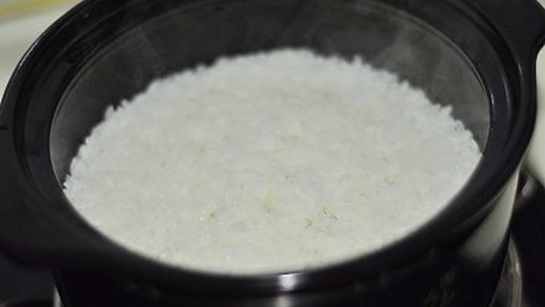 红烧排骨煲仔饭,米泡好后,放一小勺色拉油搅匀 ,直接开中大火烧开,立马转小火,不然会溢锅哦!煮至水份刚收干,大概8层熟的样子