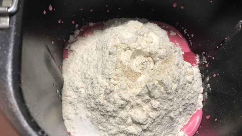 椰蓉花朵面包,调好的液体放入面包体内,再放入高粉,糖盐对角放,<a style='color:red;display:inline-block;' href='/shicai/ 731'>酵母</a>放中间,开启和面模式