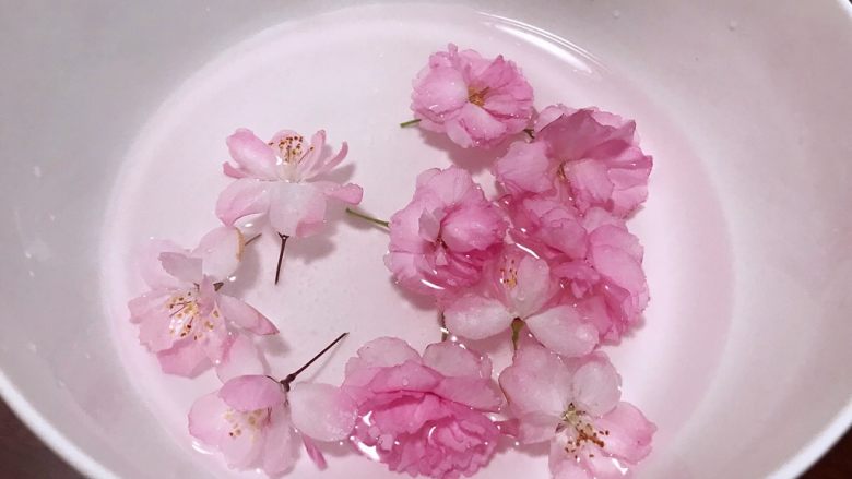 椰蓉花朵面包,取新鲜小花几朵洗净,盐水浸泡10分钟,然后擦干备用