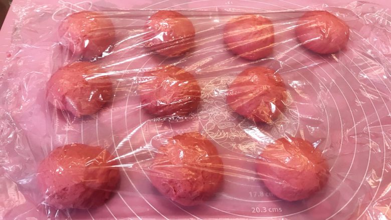 椰蓉花朵面包,将发酵好的面团取出排气后分成10份,盖上保鲜膜醒20分钟