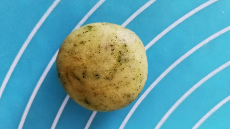 艾草相思酥,把馅料包裹起来,收口处捏紧搓圆
