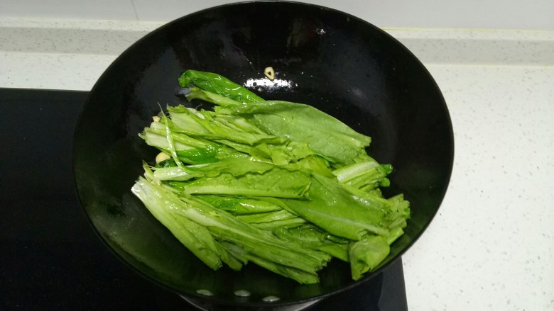 蒜香油麦菜,倒入油麦菜快速翻炒。