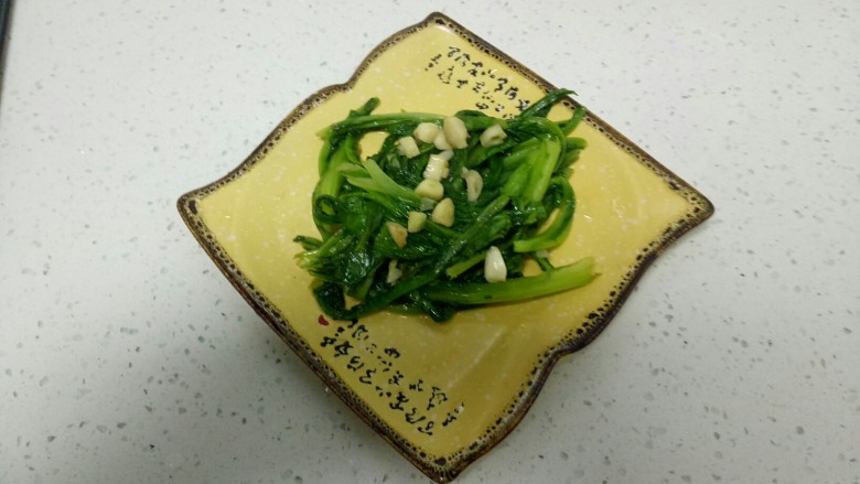 蒜香油麦菜,盛入盘中。