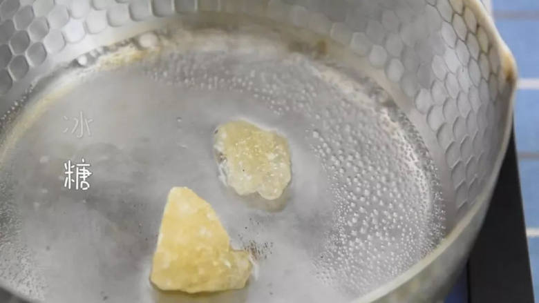 蜜汁山药泥,如此美味你还不学会?,锅里加一小杯水,融化冰糖