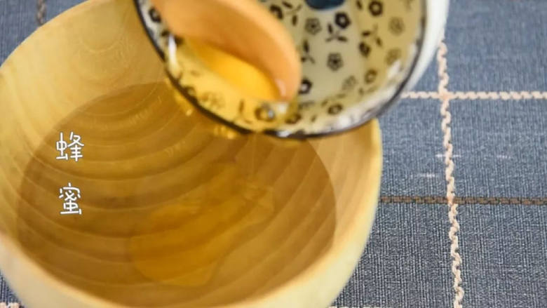 蜜汁山药泥,如此美味你还不学会?,冰糖水倒入碗里,再放入蜂蜜搅拌均匀后山药泥用裱花袋装盘,倒入蜜汁,再放入枸杞点缀。