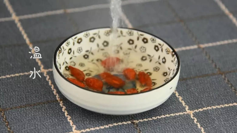 蜜汁山药泥,如此美味你还不学会?,枸杞用温水泡软