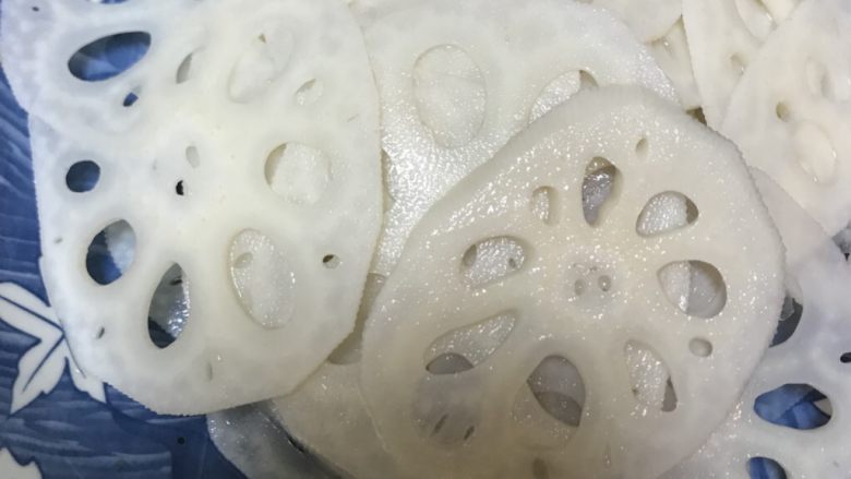 清新糖醋莲藕,在锅中倒入约半瓢水,并将侵泡后的莲藕沥出,尽量沥干水分