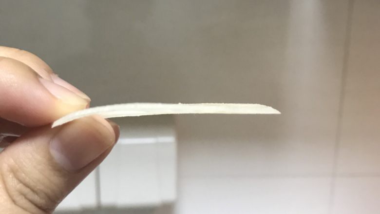 清新糖醋莲藕,将藕直刀切薄片,如图这般薄