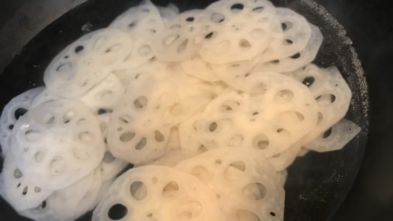 清新糖醋莲藕,然后放入沸水中煮至莲藕片透明即可捞出,继续放入冰水或纯净水中浸泡