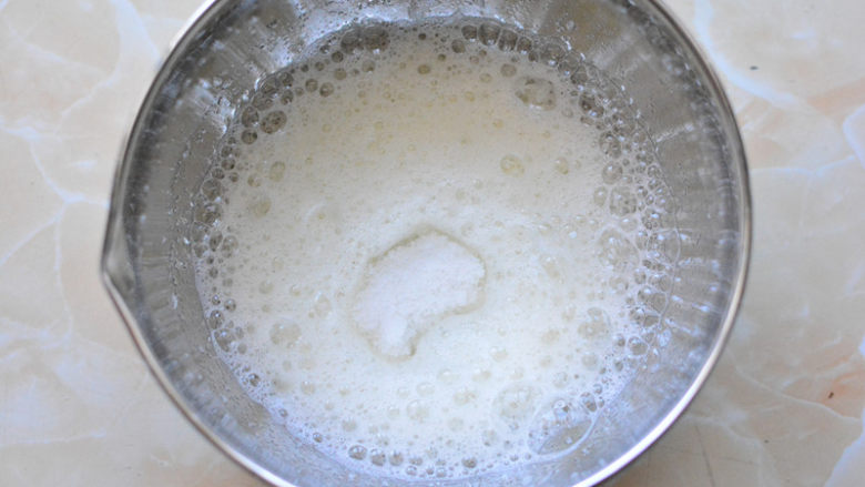 抹茶杯子蛋糕,先高速搅打成鱼眼泡的状态,然后加入1/3的细砂糖。