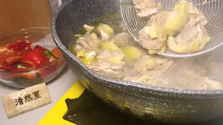 飘香大盘鸡,煮熟捞出
