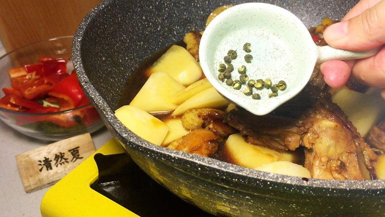飘香大盘鸡,少许花椒炖煮