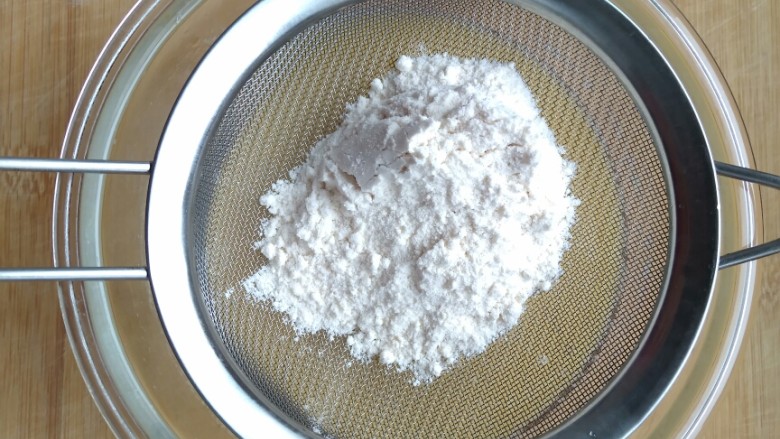 简单美味的原味松饼,用干筛过滤。记住是干的哦,如果是湿的面粉和水相遇会凝结成面团。
