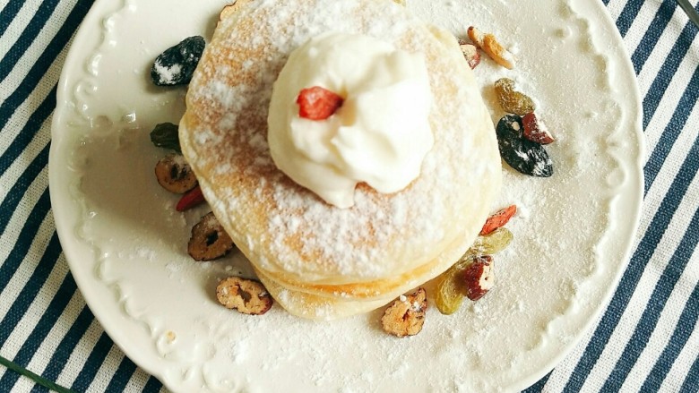 简单美味的原味松饼,将制作好的松饼,撒上糖粉、<a style='color:red;display:inline-block;' href='/shicai/ 2874'>果干</a>、奶油做装饰。