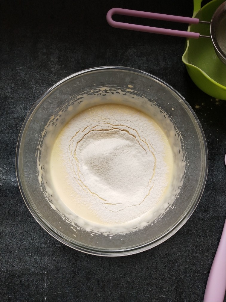 童年蛋黄小饼干,面粉一定要过筛的,不然拌的时候会结块影响成品
