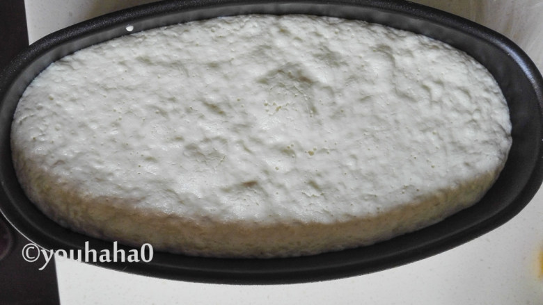 粘米粉牛奶发糕,发酵至2倍大的面糊,面糊表面上会有泡泡;我防在暖气上发酵,大约1个半小时左右。