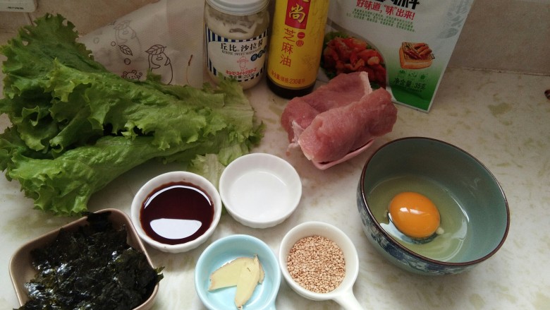 猪排沙拉饭,诱惑力百分百。,所有材料准备完成。