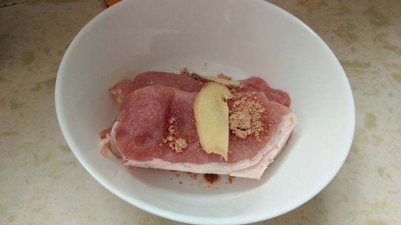 猪排沙拉饭,诱惑力百分百。,再加入姜片。