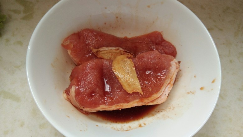 猪排沙拉饭,诱惑力百分百。,腌制15分钟。