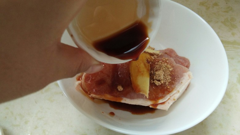 猪排沙拉饭,诱惑力百分百。,倒入<a style='color:red;display:inline-block;' href='/shicai/ 788'>生抽</a>。