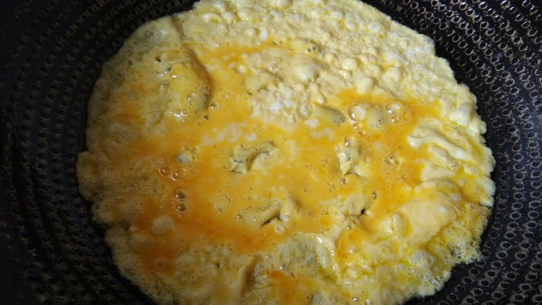 猪排沙拉饭,诱惑力百分百。,锅里倒入油,油热倒入鸡蛋,煎成片。