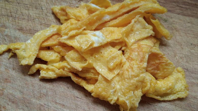 猪排沙拉饭,诱惑力百分百。,最后捞出来切成鸡蛋丝。