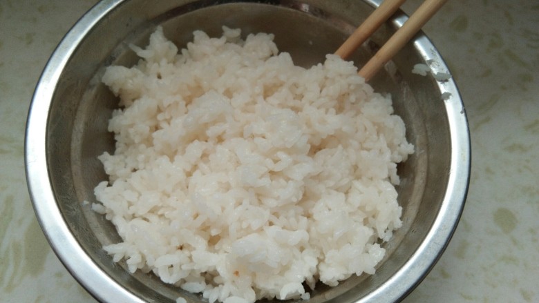 猪排沙拉饭,诱惑力百分百。,最后用筷子搅拌均匀。
