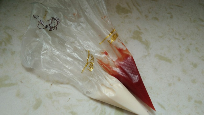 猪排沙拉饭,诱惑力百分百。,裱花袋切成小点的,然后一个里面装沙拉酱,一个里面装番茄酱,都剪一个小口,备用。