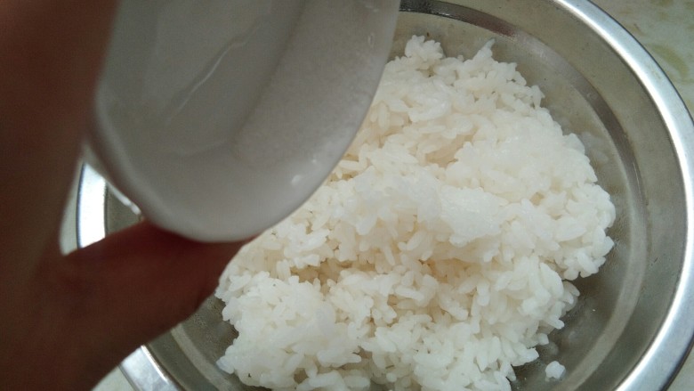 猪排沙拉饭,诱惑力百分百。,倒入盐。