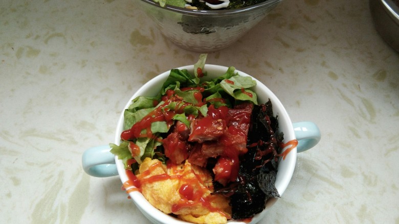 猪排沙拉饭,诱惑力百分百。,孩子的挤上番茄酱。
