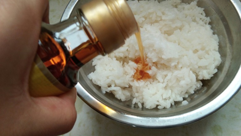 猪排沙拉饭,诱惑力百分百。,再倒入<a style='color:red;display:inline-block;' href='/shicai/ 847'>香油</a>,
