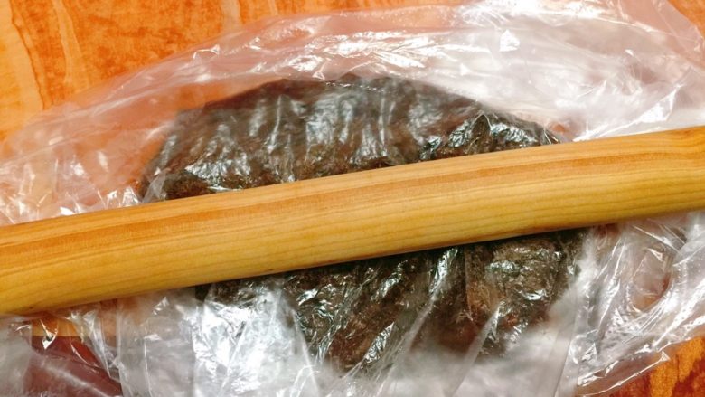 草莓酸奶杯,装袋用擀面杖压碎。