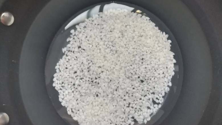 辅食计划+米布,大概浸泡个20分钟即可,很明显可以看出来米粒洗水后膨胀发白