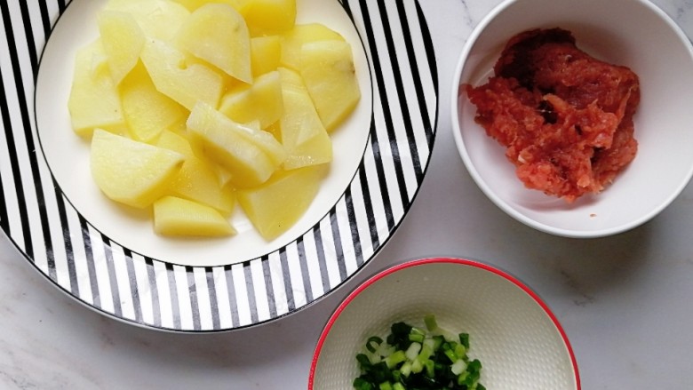 肉酱土豆泥,准备好食材：<a style='color:red;display:inline-block;' href='/shicai/ 414'>猪肉</a>剁末，<a style='color:red;display:inline-block;' href='/shicai/ 23'>土豆</a>切块，<a style='color:red;display:inline-block;' href='/shicai/ 3250'>葱</a>切碎