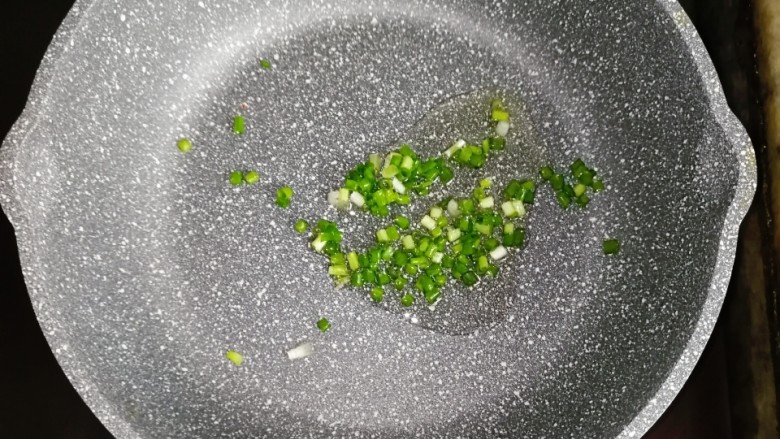 肉酱土豆泥,锅内少许油,放入葱花超香