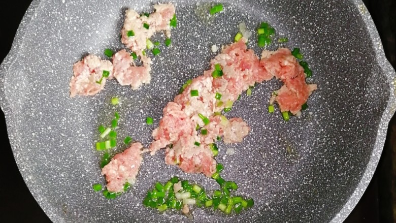 肉酱土豆泥,放入肉末炒熟炒散