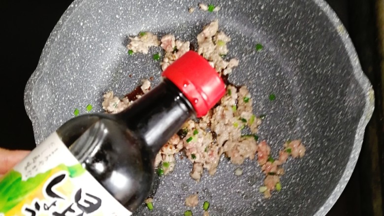 肉酱土豆泥,倒入适量的酱油和一点白糖,炒匀