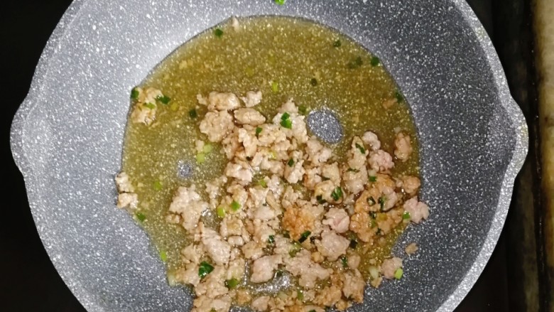 肉酱土豆泥,倒入半碗清水
