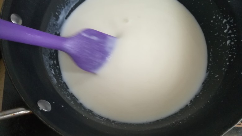 辅食计划+米布,整个过程需要不停的搅拌,以免焦底