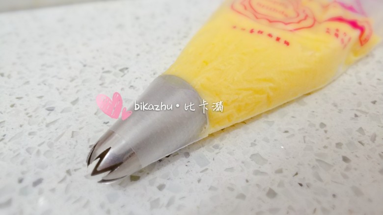 玉米油制作的曲奇照样颜值高口感酥,转入裱花袋,选用自己喜欢的花嘴。