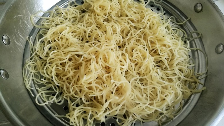 家常炒面。,面条放入蒸屉上,蒸锅上汽后中火蒸15分钟,把面条蒸透。