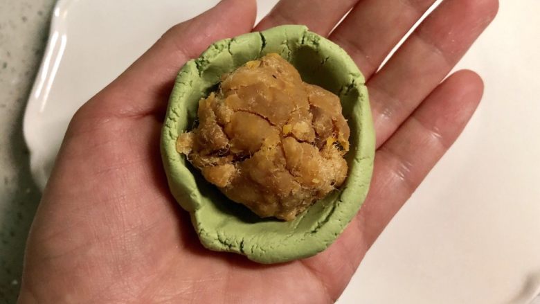 网红咸蛋黄肉松青团,放入揉好的馅团。