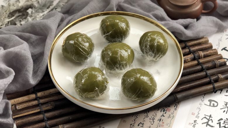 网红咸蛋黄肉松青团,暂时不吃的用保鲜膜包起来,放着也不会硬哦~