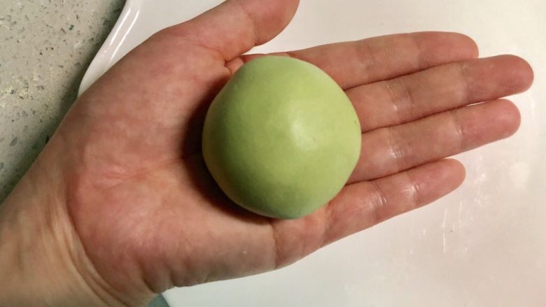 网红咸蛋黄肉松青团,慢慢揉圆,成型。