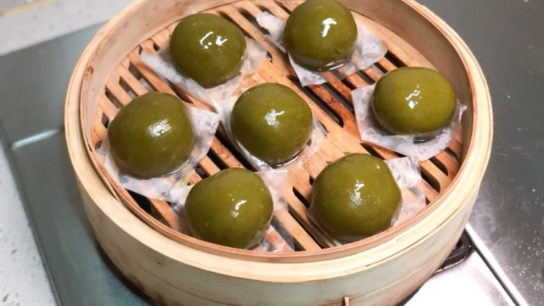 网红咸蛋黄肉松青团,趁热刷一层熟油(放锅里烧开后又放凉的玉米油)
