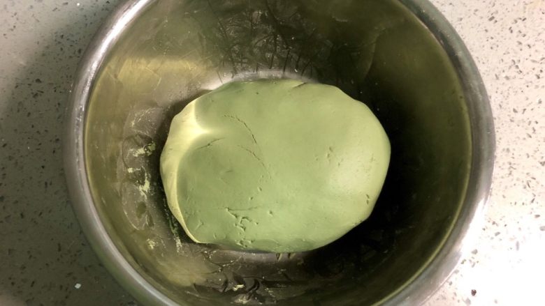 网红咸蛋黄肉松青团,揉成光滑的绿色粉团,盖好保鲜膜,做的时候揪一块包一个,防止粉团变干。