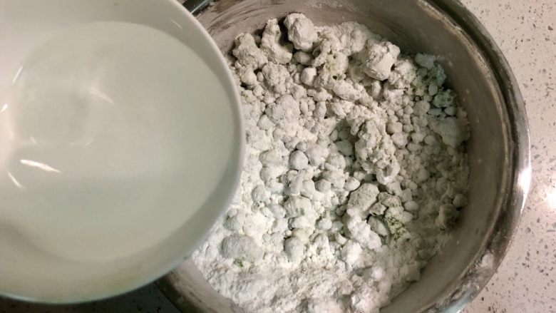 网红咸蛋黄肉松青团,再加入剩余的50克清水,一点一点加,不要加太多。因为不确定糯米粉的吸水性,所以预留了一部分水用来调节,请根据实际情况增减。